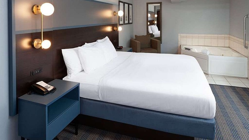 AmericInn by Wyndham Peoria, room with private jacuzzi, photo 4