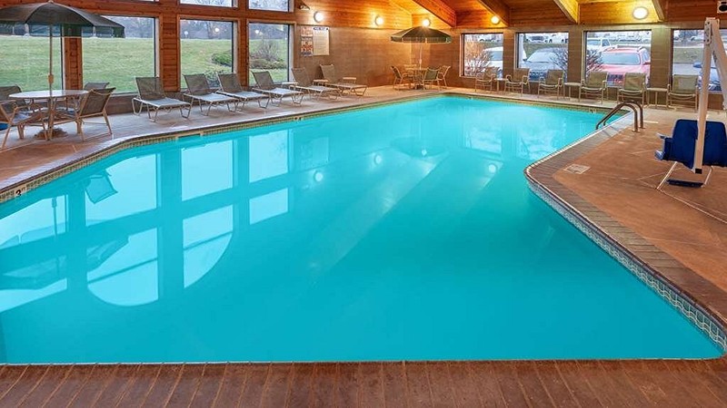AmericInn by Wyndham Peoria, room with private jacuzzi, photo 8