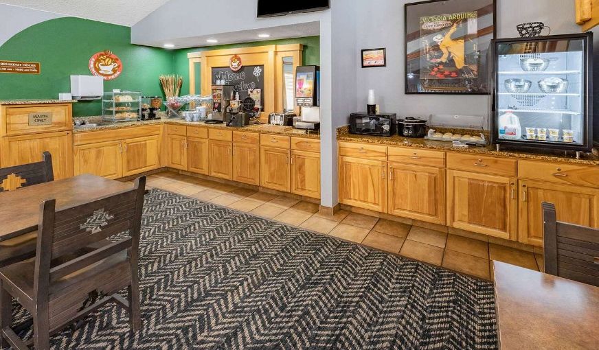 AmericInn by Wyndham Sayre, room with private jacuzzi, photo 7