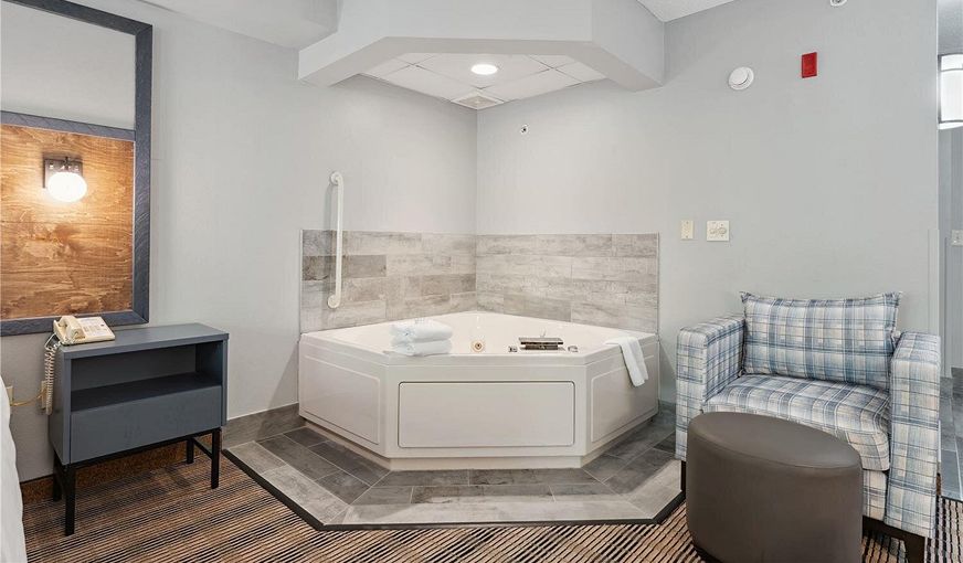 AmericInn by Wyndham Wisconsin Dells, room with private jacuzzi, photo 3