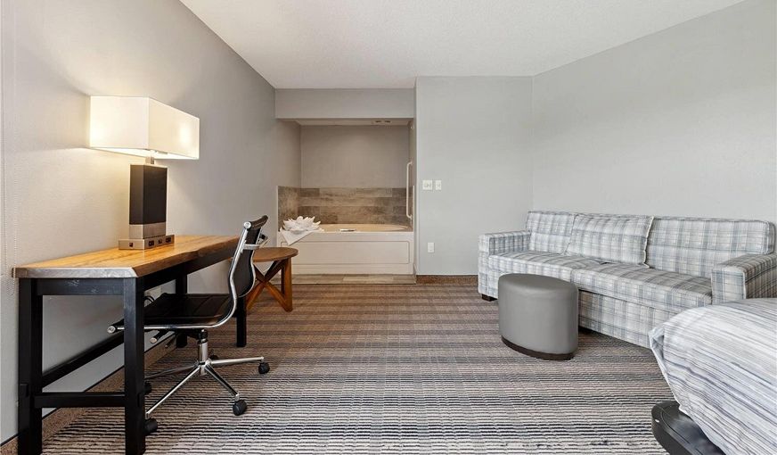 AmericInn by Wyndham Wisconsin Dells, room with private jacuzzi, photo 6