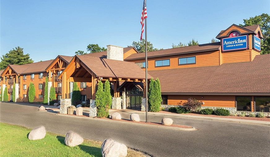 AmericInn by Wyndham Wisconsin Dells, room with private jacuzzi, photo 7