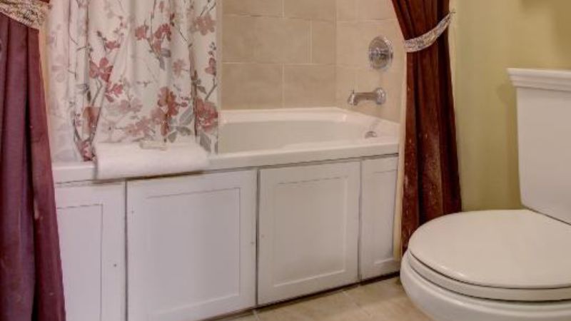 Azalea Inn & Villas, room with private jacuzzi, photo 2