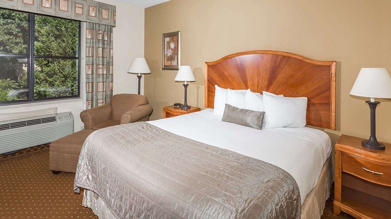 Baymont by Wyndham Asheville/Biltmore, room with private jacuzzi, photo 3