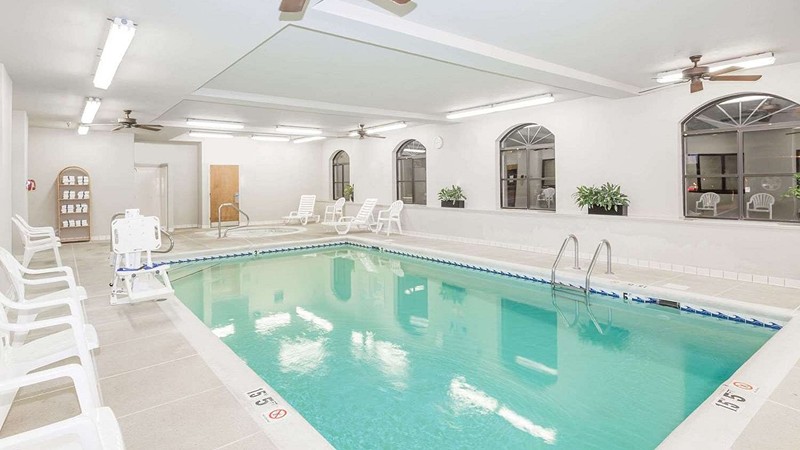 Baymont by Wyndham Asheville/Biltmore, room with private jacuzzi, photo 8