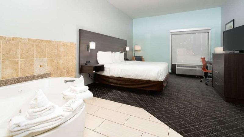 Baymont by Wyndham Augusta Riverwatch 1 - jacuzzi hotel room