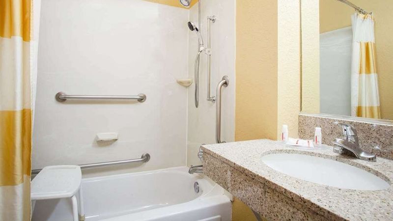Baymont by Wyndham Madison Heights Detroit Area, room with private jacuzzi, photo 2