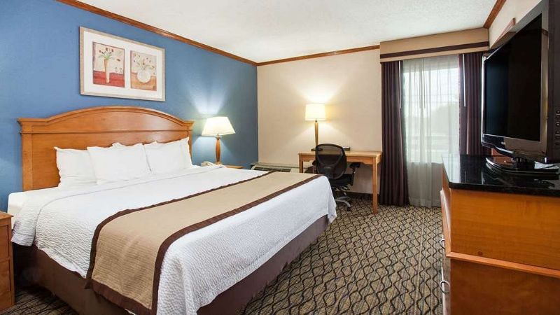 Baymont by Wyndham Madison Heights Detroit Area, room with private jacuzzi, photo 3