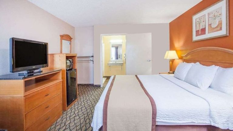 Baymont by Wyndham Madison Heights Detroit Area