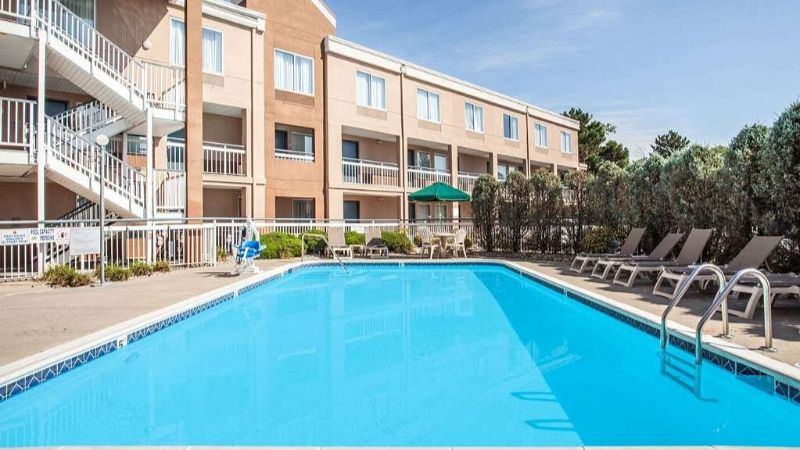 Baymont by Wyndham Madison Heights Detroit Area, room with private jacuzzi, photo 6