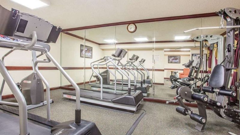 Baymont by Wyndham Madison Heights Detroit Area, room with private jacuzzi, photo 7