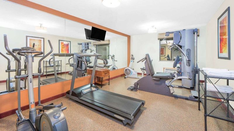 Baymont by Wyndham Springfield South Hwy 65, room with private jacuzzi, photo 8