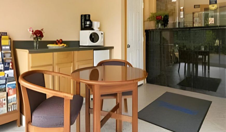 Belmont Inn and Suites, room with private jacuzzi, photo 3