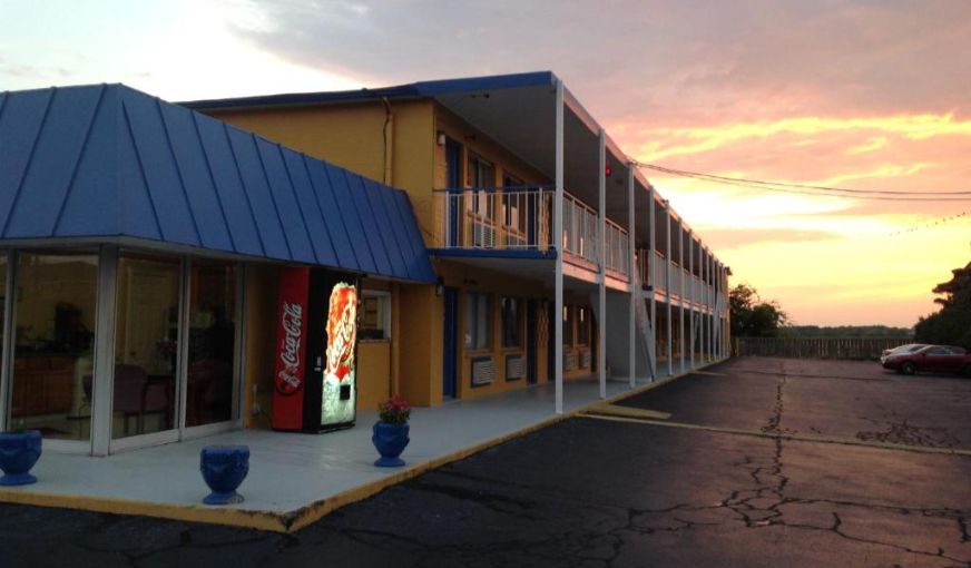 Belmont Inn and Suites, room with private jacuzzi, photo 6
