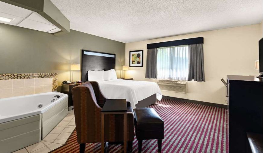 Best Western Germantown Inn, room with private jacuzzi, photo 2