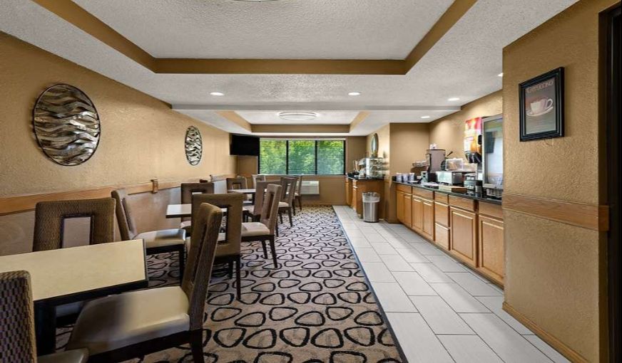 Best Western Germantown Inn, room with private jacuzzi, photo 8