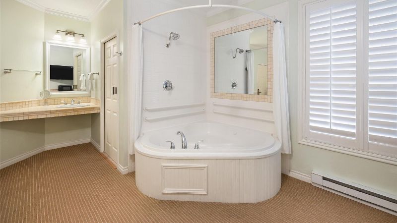Best Western Grandma’s Feather Bed, room with private jacuzzi, photo 2