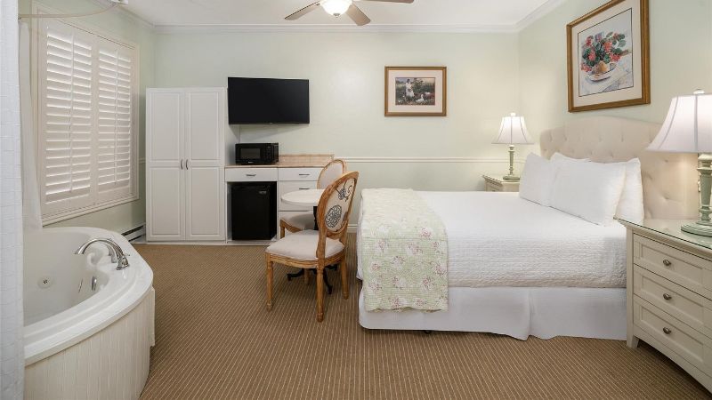 Best Western Grandma’s Feather Bed, room with private jacuzzi, photo 1