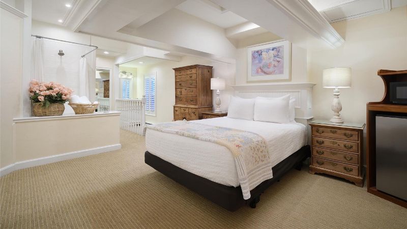 Best Western Grandma’s Feather Bed, room with private jacuzzi, photo 3