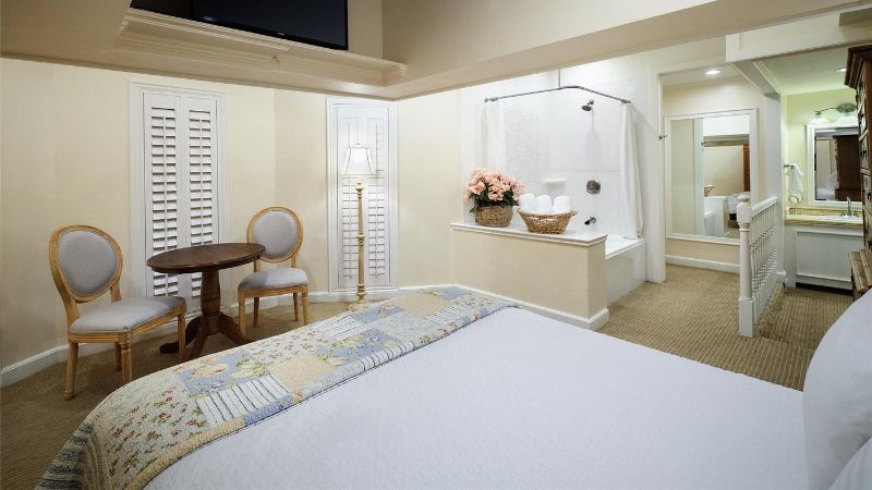 Best Western Grandma’s Feather Bed, room with private jacuzzi, photo 4