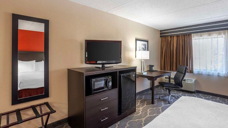 Best Western Inn At Blakeslee-Pocono, room with private jacuzzi, photo 3