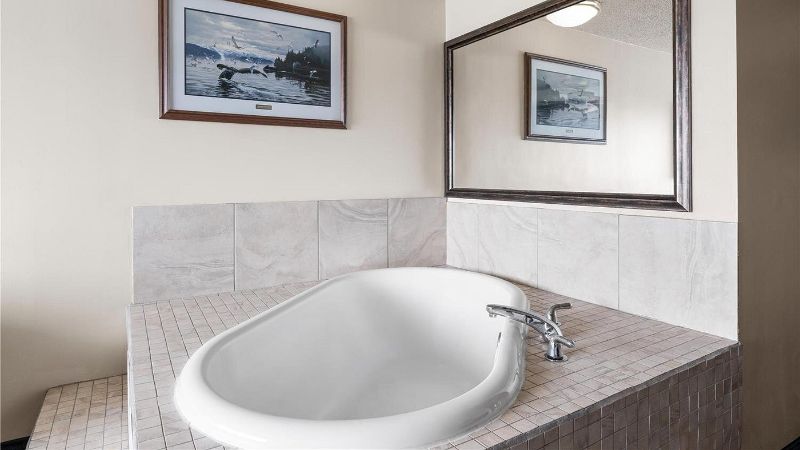 Best Western Kodiak Inn, room with private jacuzzi, photo 1