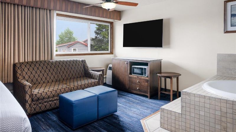 Best Western Kodiak Inn, room with private jacuzzi, photo 2