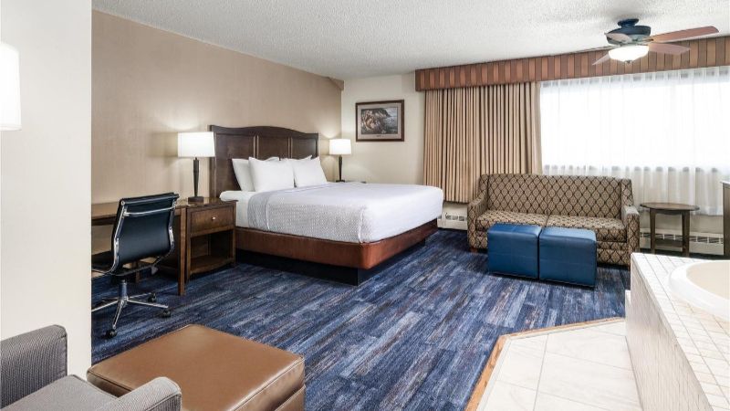 Best Western Kodiak Inn, room with private jacuzzi, photo 3