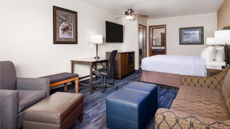 Best Western Kodiak Inn, room with private jacuzzi, photo 4