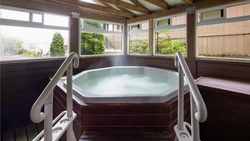 Best Western Kodiak Inn, room with private jacuzzi, photo 6