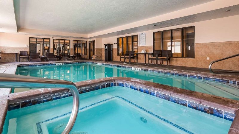 Best Western Plus Airport Inn & Suites, room with private jacuzzi, photo 5