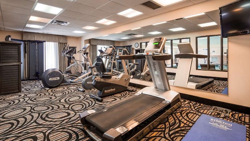 Best Western Plus Airport Inn & Suites, room with private jacuzzi, photo 6