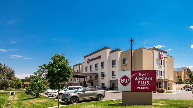 Best Western Plus Airport Inn & Suites, room with private jacuzzi, photo 7