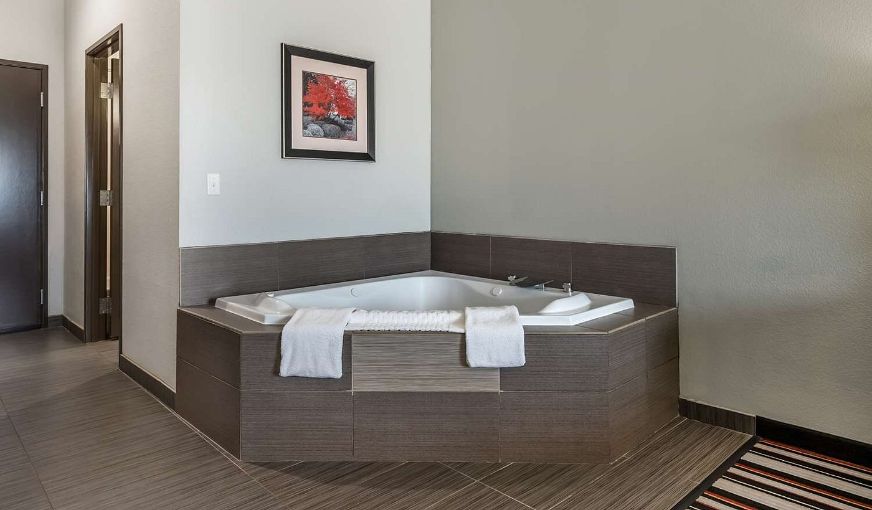 Best Western Plus Coweta’s 1st Hotel, room with private jacuzzi, photo 2