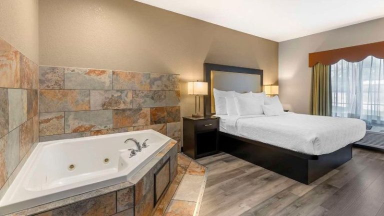 Best Western Plus Des Moines West Inn & Suites