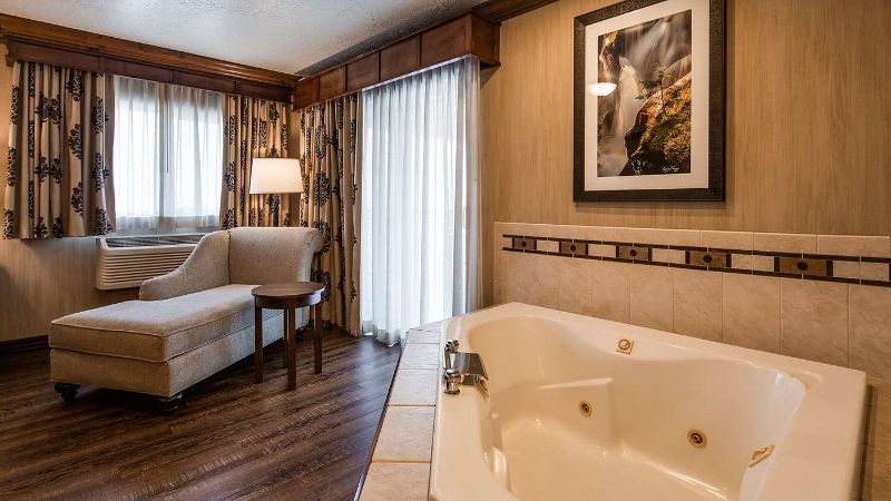 Best Western Plus Flathead Lake Inn And Suites, room with private jacuzzi, photo 2