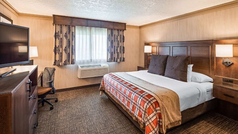 Best Western Plus Flathead Lake Inn And Suites, room with private jacuzzi, photo 3