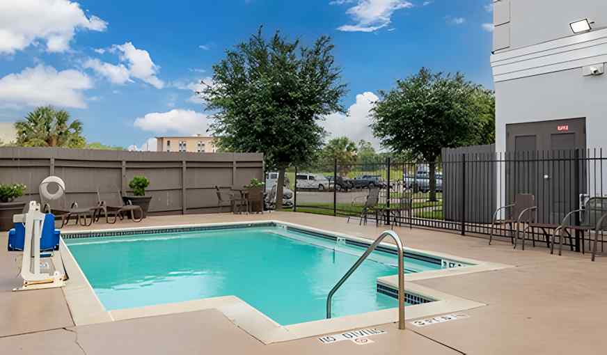 Best Western Plus Hobby Airport Inn & Suites, room with private jacuzzi, photo 7
