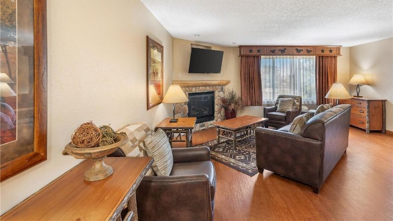 Best Western Plus Kelly Inn & Suites, room with private jacuzzi, photo 6
