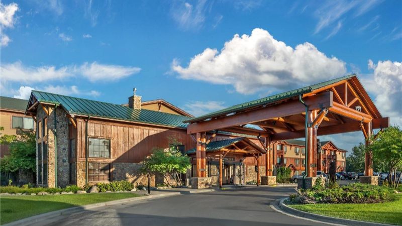 Best Western Plus Kelly Inn & Suites, room with private jacuzzi, photo 7