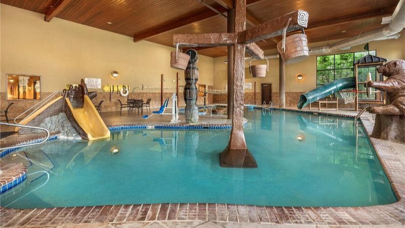 Best Western Plus Kelly Inn & Suites, room with private jacuzzi, photo 8