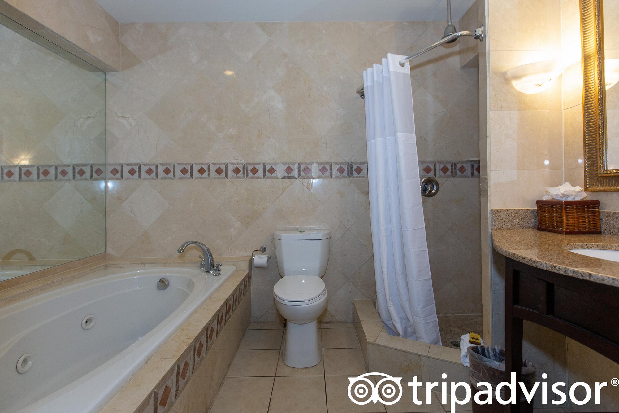 Best Western Plus Oceanside Inn, room with private jacuzzi, photo 1
