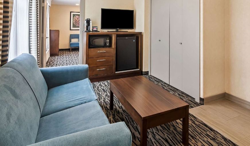 Best Western Plus Pitt Meadows Inn & Suites, room with private jacuzzi, photo 5