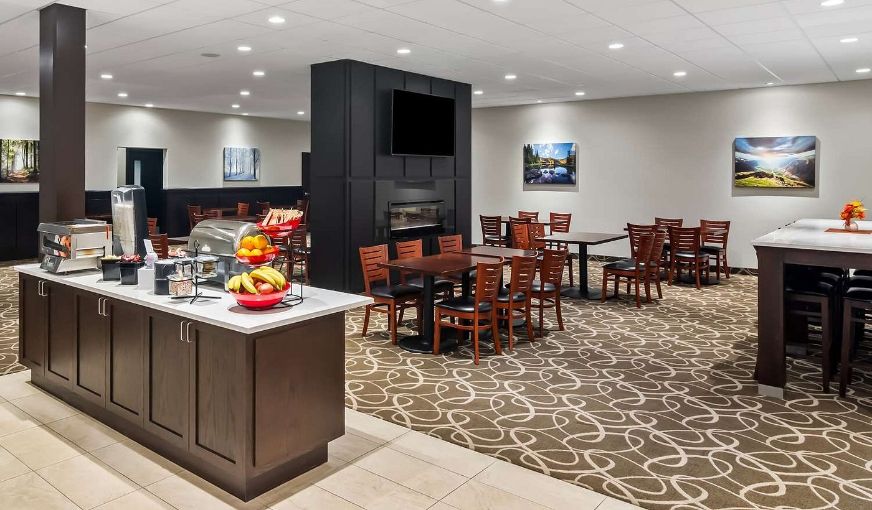 Best Western Plus Pitt Meadows Inn & Suites, room with private jacuzzi, photo 8