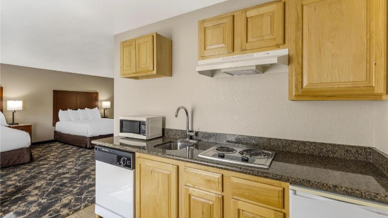 Best Western Plus Riverfront Hotel And Suites, room with private jacuzzi, photo 3