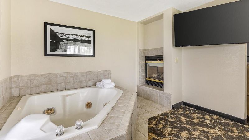 Best Western Plus Riverfront Hotel And Suites, room with private jacuzzi, photo 5