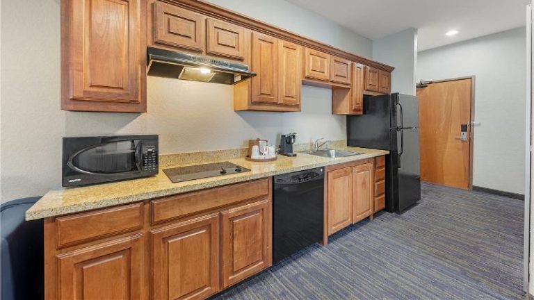 Best Western Plus San Antonio East Inn & Suites