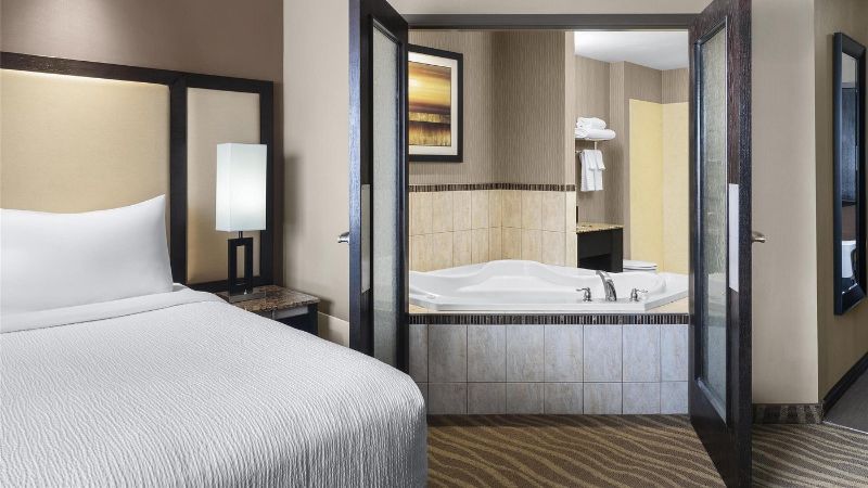 Best Western Premier Freeport Inn Calgary Airport1 - jacuzzi hotel room