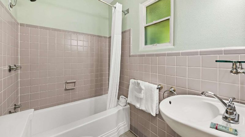 Best Western Route 66 Rail Haven, room with private jacuzzi, photo 3