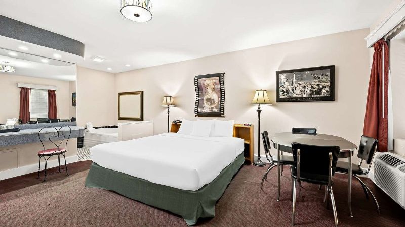 Best Western Route 66 Rail Haven, room with private jacuzzi, photo 6